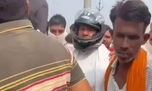 खाद की कमी से किसान चिंतित.. हेलमेट पहनकर लाइन में खड़े MLA खाद की कमी से किसान चिंतित.. हेलमेट पहनकर लाइन में खड़े MLA