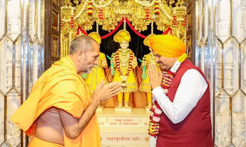 CM फडणवीस ने स्वामिनारायण मंदिर में किए दर्शन