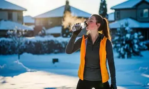 सर्दियों में Hydration की अनदेखी: शरीर को है लगातार पानी की जरूरत सर्दियों में Hydration की अनदेखी: शरीर को है लगातार पानी की जरूरत