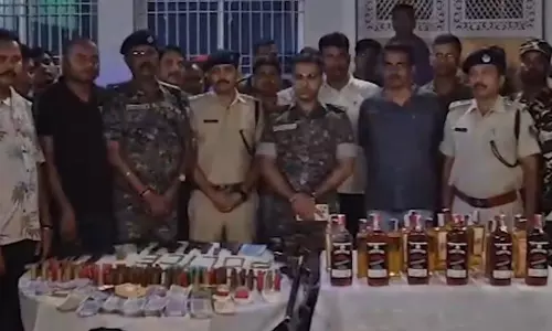 बड़ी छापेमारी: हथियार, कारतूस और नकद बरामद बड़ी छापेमारी: हथियार, कारतूस और नकद बरामद