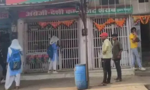 school uniform में लड़कियां शराब की दुकान पर शराब खरीद रही school uniform में लड़कियां शराब की दुकान पर शराब खरीद रही