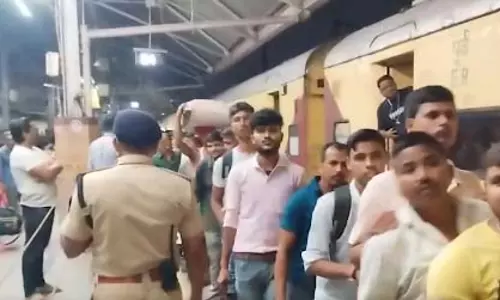 रेलवे स्टेशन पर छठ पूजा यात्रा: यात्रियों की भारी भीड़, सुरक्षा और व्यवस्थाओं का ध्यान