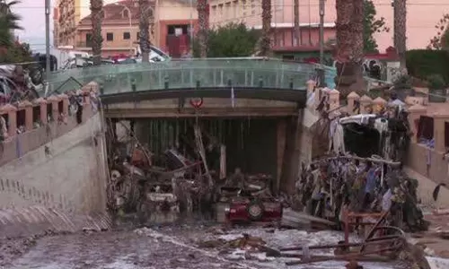 Valencia में बाढ़ की पहली बरसी पर न्याय की मांग को लेकर प्रदर्शन