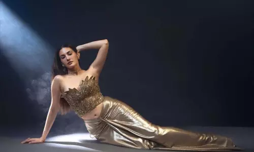 Amyra Dastur ने इंस्टाग्राम पर जलाया ग्लैमर का तड़का, स्टूडियो लाइट्स भी फीकी पड़ीं