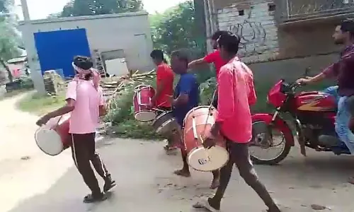 दादी की अंतिम इच्छा से विवाद: बैंड-बाजे और आतिशबाजी के साथ अंतिम संस्कार दादी की अंतिम इच्छा से विवाद: बैंड-बाजे और आतिशबाजी के साथ अंतिम संस्कार