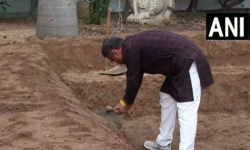 मंत्री परवेश वर्मा ने अपने आवास पर छठ घाट का निर्माण कराया मंत्री परवेश वर्मा ने अपने आवास पर छठ घाट का निर्माण कराया