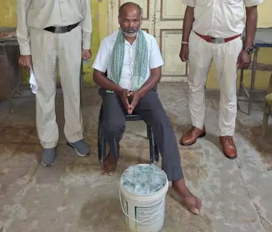 रिहायशी मकान से 8 लीटर महुआ शराब जब्त, ग्रामीण गिरफ्तार रिहायशी मकान से 8 लीटर महुआ शराब जब्त, ग्रामीण गिरफ्तार