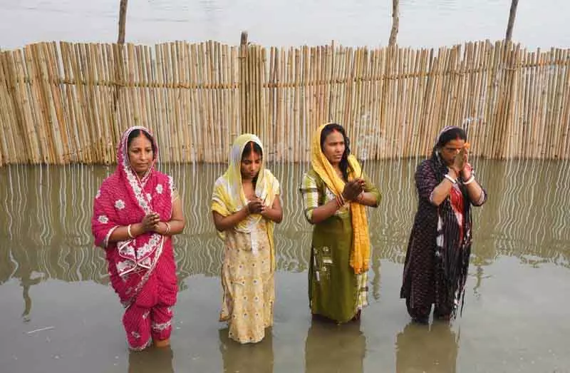 Delhi चार दिवसीय छठ पर्व शुरू, श्रद्धालुओं ने सूर्य देव को अर्पित की पूजा Delhi चार दिवसीय छठ पर्व शुरू, श्रद्धालुओं ने सूर्य देव को अर्पित की पूजा