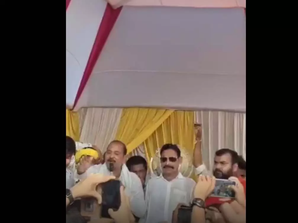 बाहुबली नेता का VIDEO, ये वीडियो काफी तेजी से वायरल हो रहा बाहुबली नेता का VIDEO, ये वीडियो काफी तेजी से वायरल हो रहा
