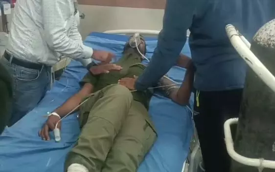 Jammu-Kashmir : बॉर्डर एरिया में गश्त दौरान भयानक हादसा, 4 पुलिसकर्मी घायल Jammu-Kashmir : बॉर्डर एरिया में गश्त दौरान भयानक हादसा, 4 पुलिसकर्मी घायल