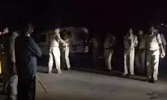 Madhya Pradesh: पुलिस टीम पर ग्रामीणों का हमला, तीन आरक्षक घायल Madhya Pradesh: पुलिस टीम पर ग्रामीणों का हमला, तीन आरक्षक घायल