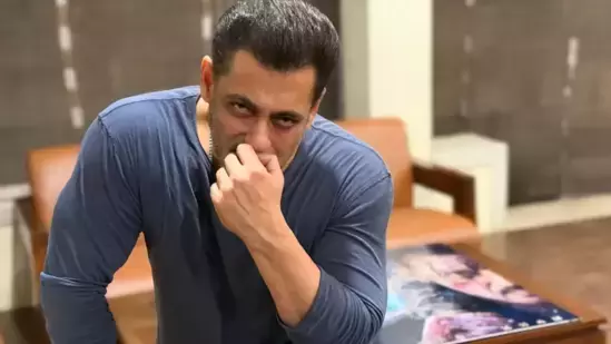 Salman Khan ने समय पर मुंबई के गलवान सेट पर पहुंचने के लिए स्थानीय बच्चों से लिफ्ट ली थी Salman Khan ने समय पर मुंबई के गलवान सेट पर पहुंचने के लिए स्थानीय बच्चों से लिफ्ट ली थी