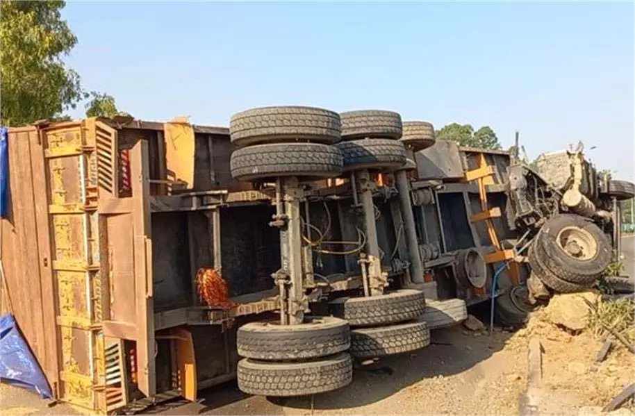 Samba News: गेहूं से भरा ट्रक सड़क पर पलटा, हड़कंप Samba News: गेहूं से भरा ट्रक सड़क पर पलटा, हड़कंप