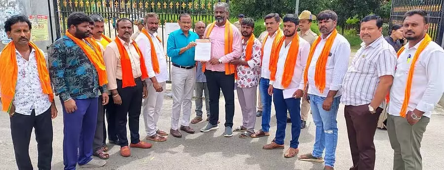 Karnataka : सार्वजनिक स्थानों पर जमाज़ पर प्रतिबंध लगाने की मांग Karnataka : सार्वजनिक स्थानों पर जमाज़ पर प्रतिबंध लगाने की मांग
