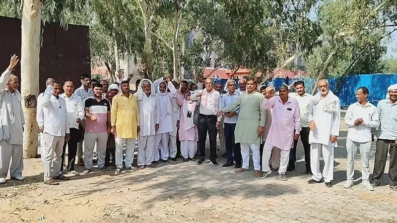 Haryana : खेतों में बिजली के टावरों को लेकर बवानी खेड़ा के किसान भड़के Haryana : खेतों में बिजली के टावरों को लेकर बवानी खेड़ा के किसान भड़के