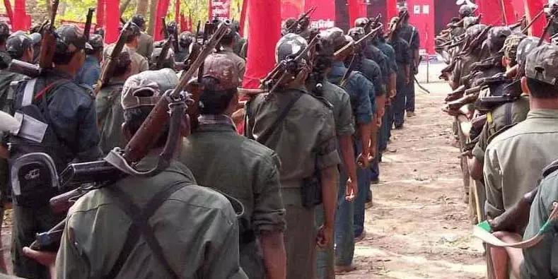 नारायणपुर में कई नक्सलियों ने किया सरेंडर, फोर्स के सामने डाले हथियार नारायणपुर में कई नक्सलियों ने किया सरेंडर, फोर्स के सामने डाले हथियार
