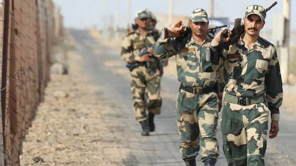 ड्रोन को BSF ने मार गिराया, पिस्तौल और हेरोइन तस्करी नाकाम ड्रोन को BSF ने मार गिराया, पिस्तौल और हेरोइन तस्करी नाकाम