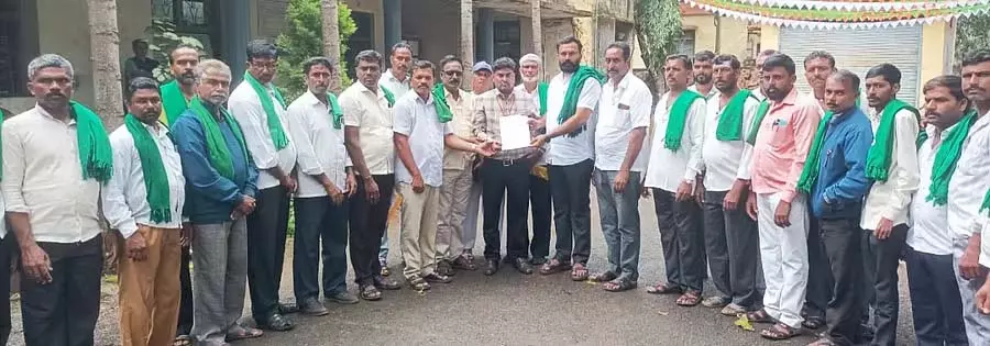 Karnataka : गन्ने का दाम तय करने और फैक्ट्री शुरू करने की मांग Karnataka : गन्ने का दाम तय करने और फैक्ट्री शुरू करने की मांग