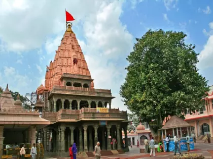 Mahakal मंदिर में विवाद के बाद महंत और पुजारी पर 15 दिन का प्रतिबंध Mahakal मंदिर में विवाद के बाद महंत और पुजारी पर 15 दिन का प्रतिबंध