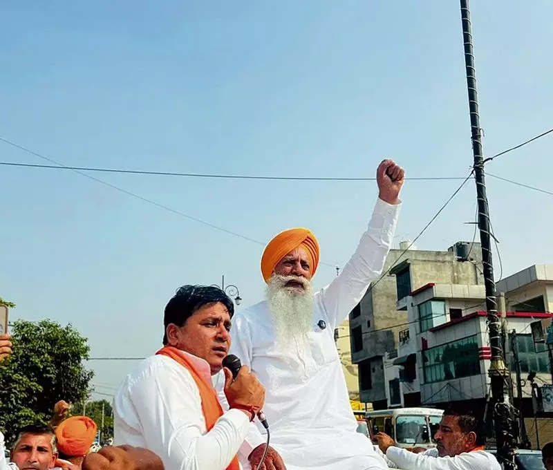 चारुनी ने घोटाले का आरोप लगाया, CBIजांच की मांग की चारुनी ने घोटाले का आरोप लगाया, CBIजांच की मांग की
