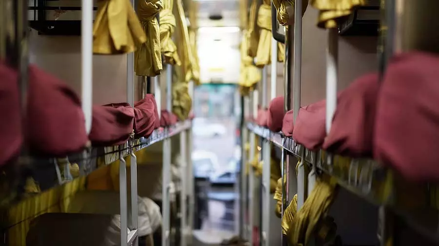 आगरा-लखनऊ एक्सप्रेसवे पर AC स्लीपर बस में आग लगी, यात्री सुरक्षित आगरा-लखनऊ एक्सप्रेसवे पर AC स्लीपर बस में आग लगी, यात्री सुरक्षित