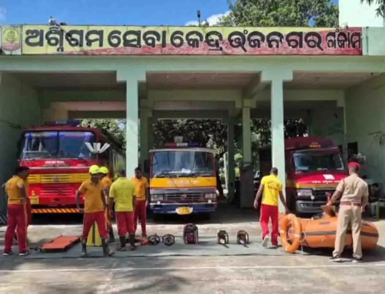 चक्रवात मोन्था के खतरे के बीच भंजनगर प्रशासन ने किया हाई अलर्ट जारी चक्रवात मोन्था के खतरे के बीच भंजनगर प्रशासन ने किया हाई अलर्ट जारी