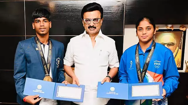 Tamil Nadu के गोल्ड मेडलिस्ट का इंसेंटिव के साथ स्वागत किया गया Tamil Nadu के गोल्ड मेडलिस्ट का इंसेंटिव के साथ स्वागत किया गया