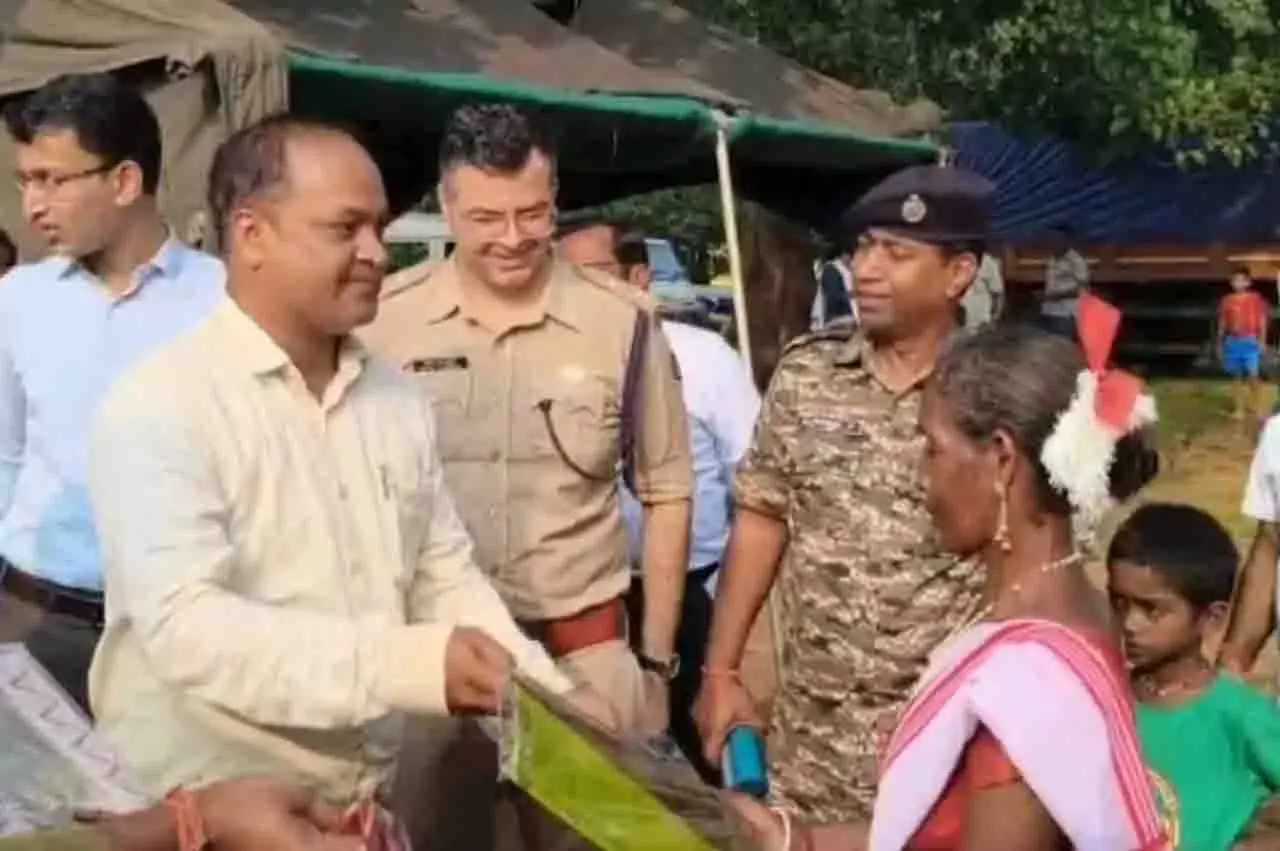 सुंदरगढ़ के माओवाद प्रभावित लांगलकाटा में CRPF शिविर का उद्घाटन सुंदरगढ़ के माओवाद प्रभावित लांगलकाटा में CRPF शिविर का उद्घाटन