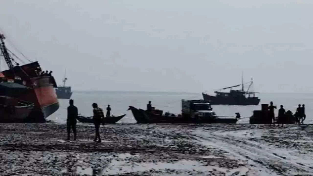 चक्रवात मोन्था के निकट आने पर दक्षिणी ओडिशा में हाई अलर्ट चक्रवात मोन्था के निकट आने पर दक्षिणी ओडिशा में हाई अलर्ट