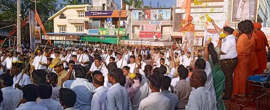 Kushtagi : कार्निवल कॉस्ट्यूम पहने लोगों का लोगों ने त्योहार जैसा स्वागत किया Kushtagi : कार्निवल कॉस्ट्यूम पहने लोगों का लोगों ने त्योहार जैसा स्वागत किया