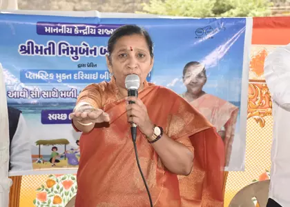 केंद्रीय मंत्री ने Gujarat के भावनगर में तटीय सफाई अभियान शुरू किया केंद्रीय मंत्री ने Gujarat के भावनगर में तटीय सफाई अभियान शुरू किया