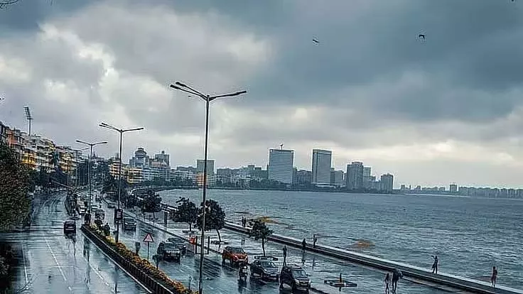 Mumbai : शहर भारी बारिश, तेज़ हवाओं के लिए तैयार Mumbai : शहर भारी बारिश, तेज़ हवाओं के लिए तैयार