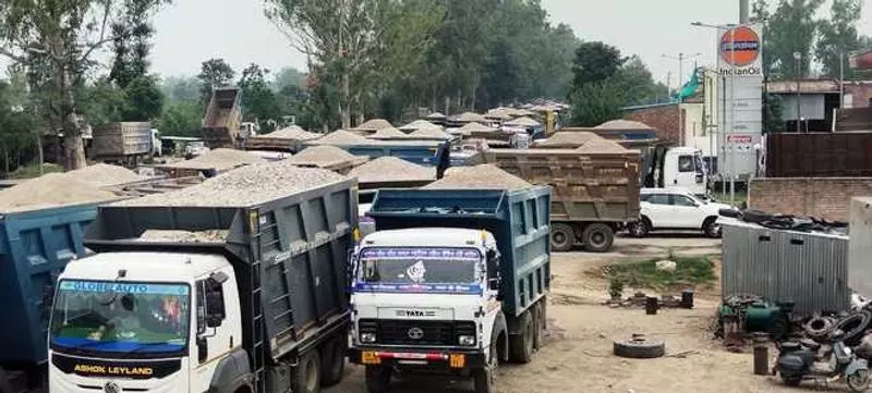 Punjab : खनन सामग्री ले जा रहे ट्रक गांव की सड़कों को नुकसान पहुंचा रहे हैं विधायक Punjab : खनन सामग्री ले जा रहे ट्रक गांव की सड़कों को नुकसान पहुंचा रहे हैं विधायक