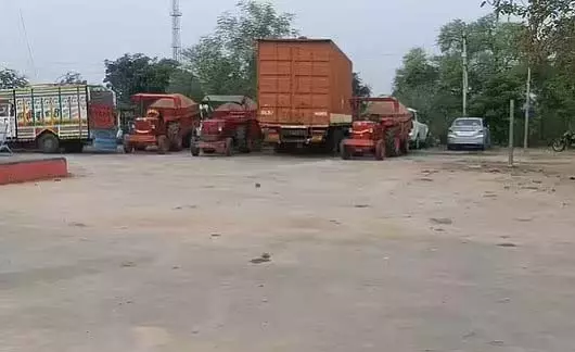 MP : छतरपुर पुलिस स्टेशन से रेत माफिया ने 3 अवैध रेत से भरे ट्रैक्टर छीन लिए MP : छतरपुर पुलिस स्टेशन से रेत माफिया ने 3 अवैध रेत से भरे ट्रैक्टर छीन लिए