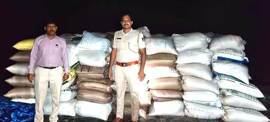 Molakalmuru : कांटेदार झाड़ी में छिपाकर रखा गया राशन का चावल जब्त किया गया Molakalmuru : कांटेदार झाड़ी में छिपाकर रखा गया राशन का चावल जब्त किया गया