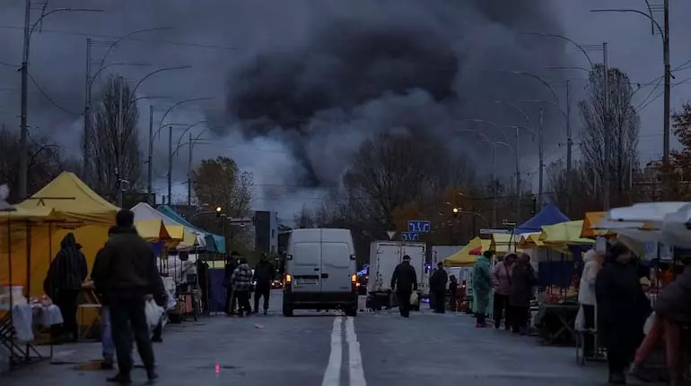 Ukraine का कहना है कि कीव पर रूसी हमले में तीन लोगों की मौत हो गई और 6 बच्चों समेत 29 लोग घायल Ukraine का कहना है कि कीव पर रूसी हमले में तीन लोगों की मौत हो गई और 6 बच्चों समेत 29 लोग घायल