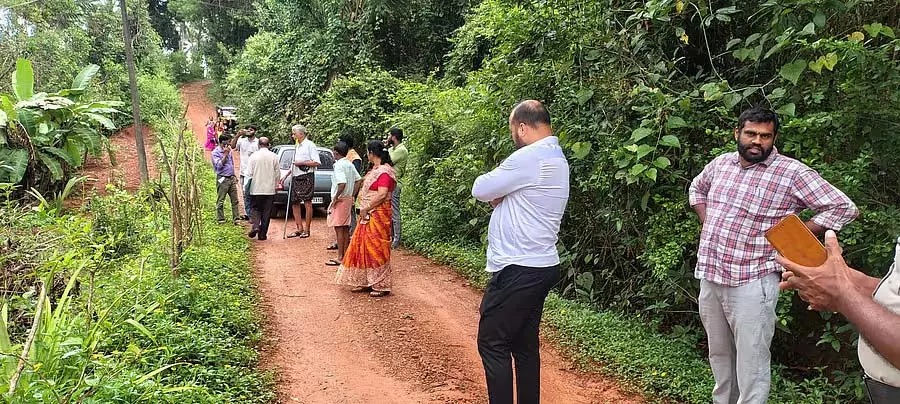 Puttur : बालनडु ग्राम पंचायत में सड़क पर से अतिक्रमण हटाया गया Puttur : बालनडु ग्राम पंचायत में सड़क पर से अतिक्रमण हटाया गया