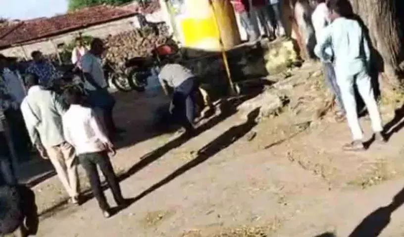 विवाहेतर संबंध के चलते व्यक्ति को बांधकर पीट-पीटकर मार डाला गया विवाहेतर संबंध के चलते व्यक्ति को बांधकर पीट-पीटकर मार डाला गया