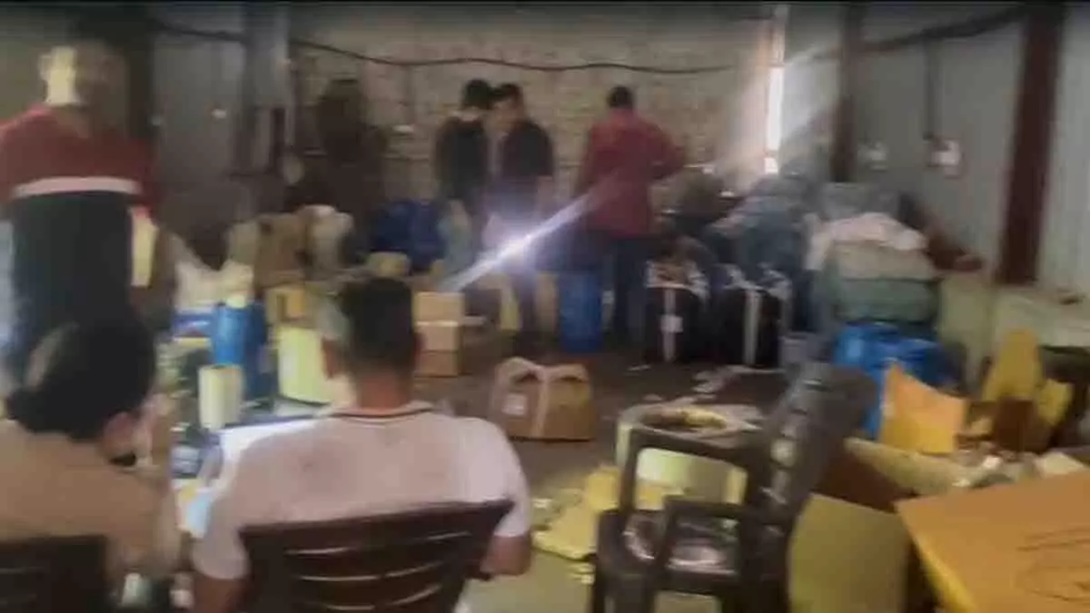नालासोपारा: मुंबई पुलिस ने अवैध MD ड्रग फैक्ट्री पकड़ी, कीमत 14 करोड़ रुपये नालासोपारा: मुंबई पुलिस ने अवैध MD ड्रग फैक्ट्री पकड़ी, कीमत 14 करोड़ रुपये