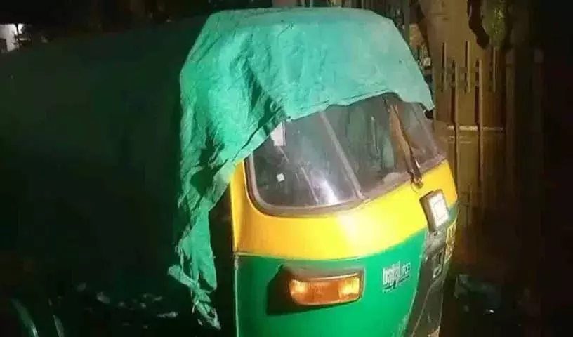 स्थानीय लोगों को सड़क किनारे auto में महिला का शव मिला स्थानीय लोगों को सड़क किनारे auto में महिला का शव मिला