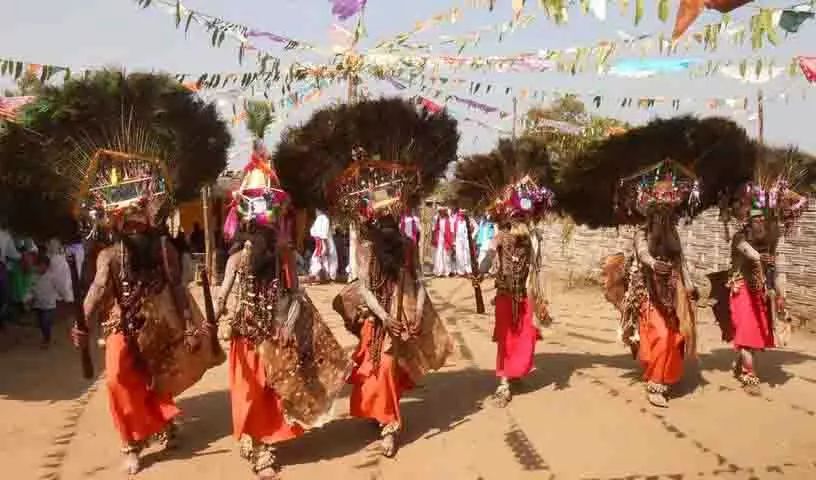 Adilabad: नृत्य मंडलियों ने वित्तीय सहायता के लिए की गुहार Adilabad: नृत्य मंडलियों ने वित्तीय सहायता के लिए की गुहार