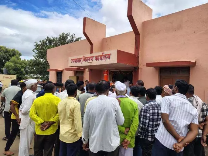 व्यापारियों की हड़ताल के कारण Bhigwan अनाज मंडी अचानक बंद व्यापारियों की हड़ताल के कारण Bhigwan अनाज मंडी अचानक बंद