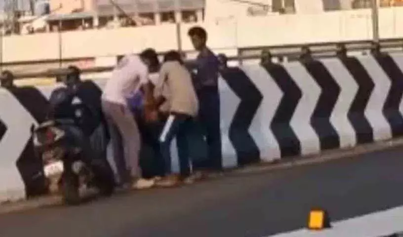 जिस आदमी ने लड़की को online परेशान किया.. उसके दोस्तों ने क्या किया? जिस आदमी ने लड़की को online परेशान किया.. उसके दोस्तों ने क्या किया?