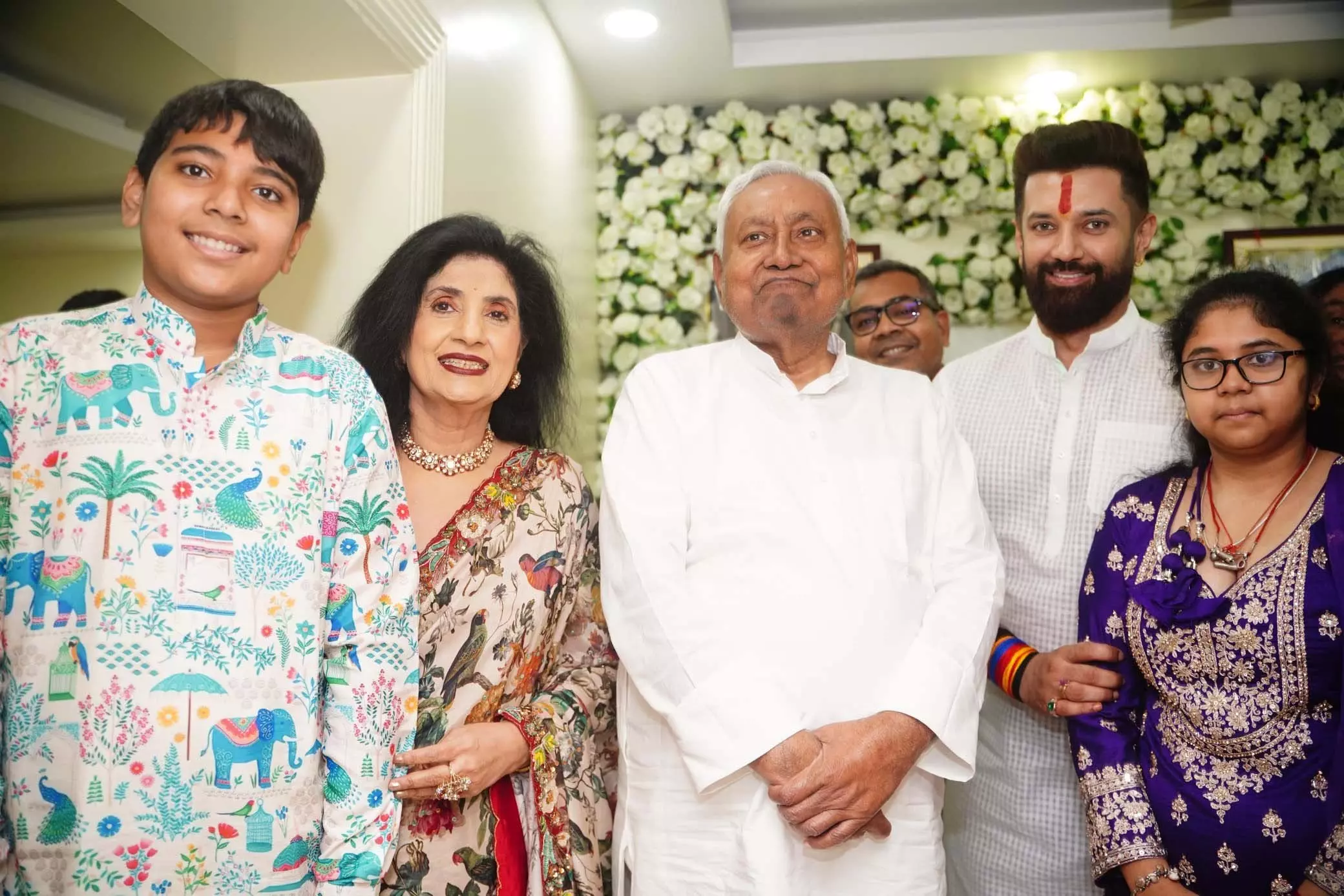 CM नीतीश कुमार पहुंचे चिराग पासवान के घर, छठ पूजा समारोह में हुए शामिल CM नीतीश कुमार पहुंचे चिराग पासवान के घर, छठ पूजा समारोह में हुए शामिल