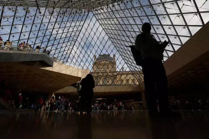 Louvre Museum डकैती के दो संदिग्ध फ्रांस में गिरफ्तार Louvre Museum डकैती के दो संदिग्ध फ्रांस में गिरफ्तार