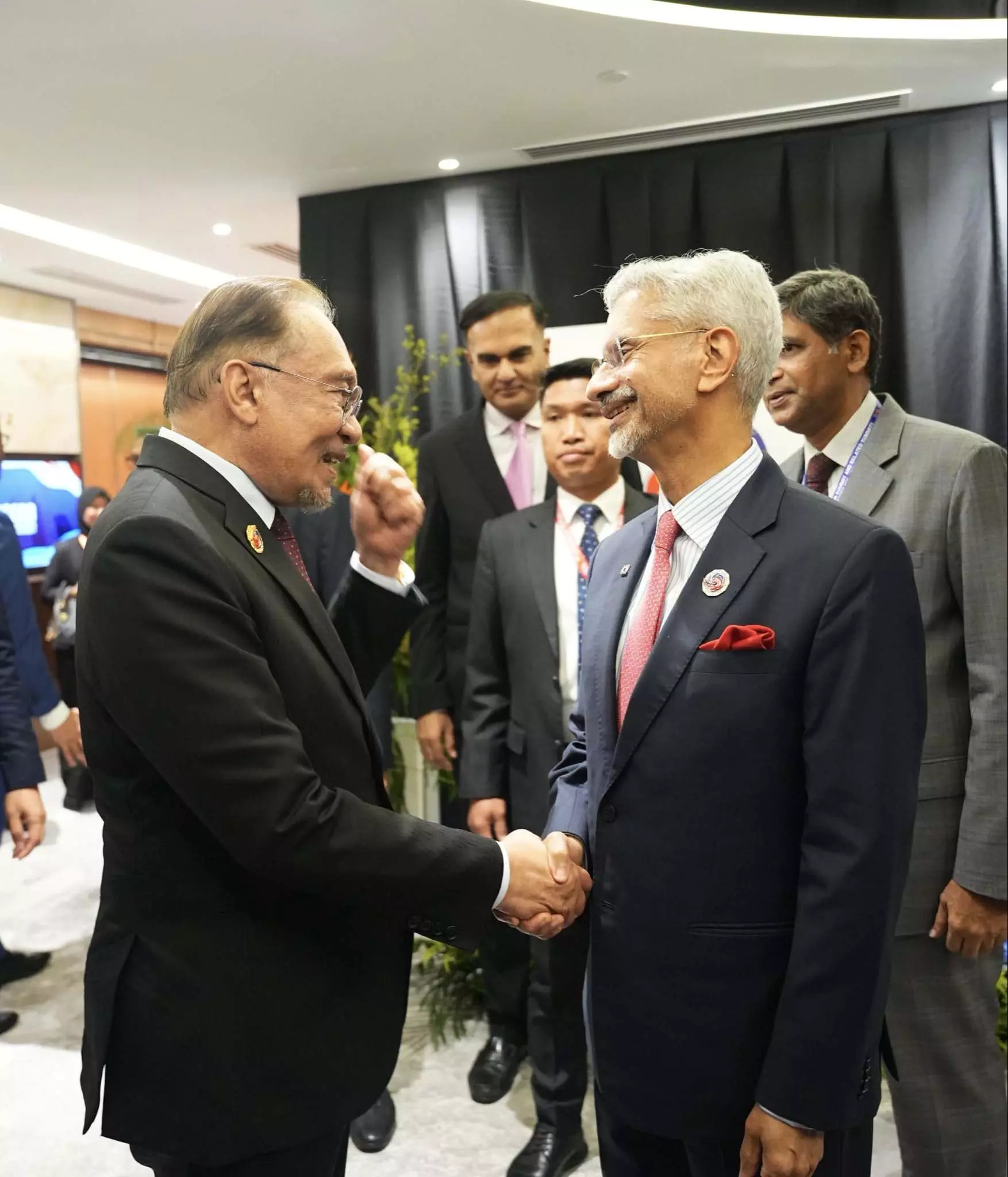 S. Jaishankar ने PM अनवर से की मुलाकात, ASEAN सम्मेलन की शुभकामनाएं दी S. Jaishankar ने PM अनवर से की मुलाकात, ASEAN सम्मेलन की शुभकामनाएं दी
