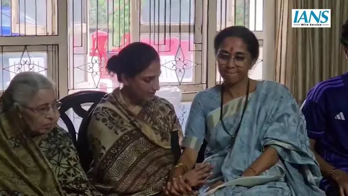NCP सांसद Supriya Sule ने पूर्व विधायक Rajeev Deshmukh के परिवार से जताया दुख NCP सांसद Supriya Sule ने पूर्व विधायक Rajeev Deshmukh के परिवार से जताया दुख