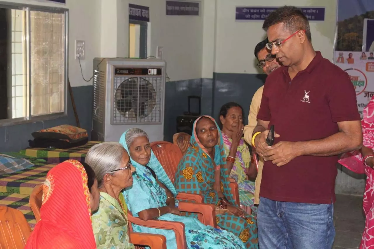 कलेक्टर ने आशा निकेतन के वृद्धजनों से कुशलक्षेम पूछकर जाना हालचाल कलेक्टर ने आशा निकेतन के वृद्धजनों से कुशलक्षेम पूछकर जाना हालचाल