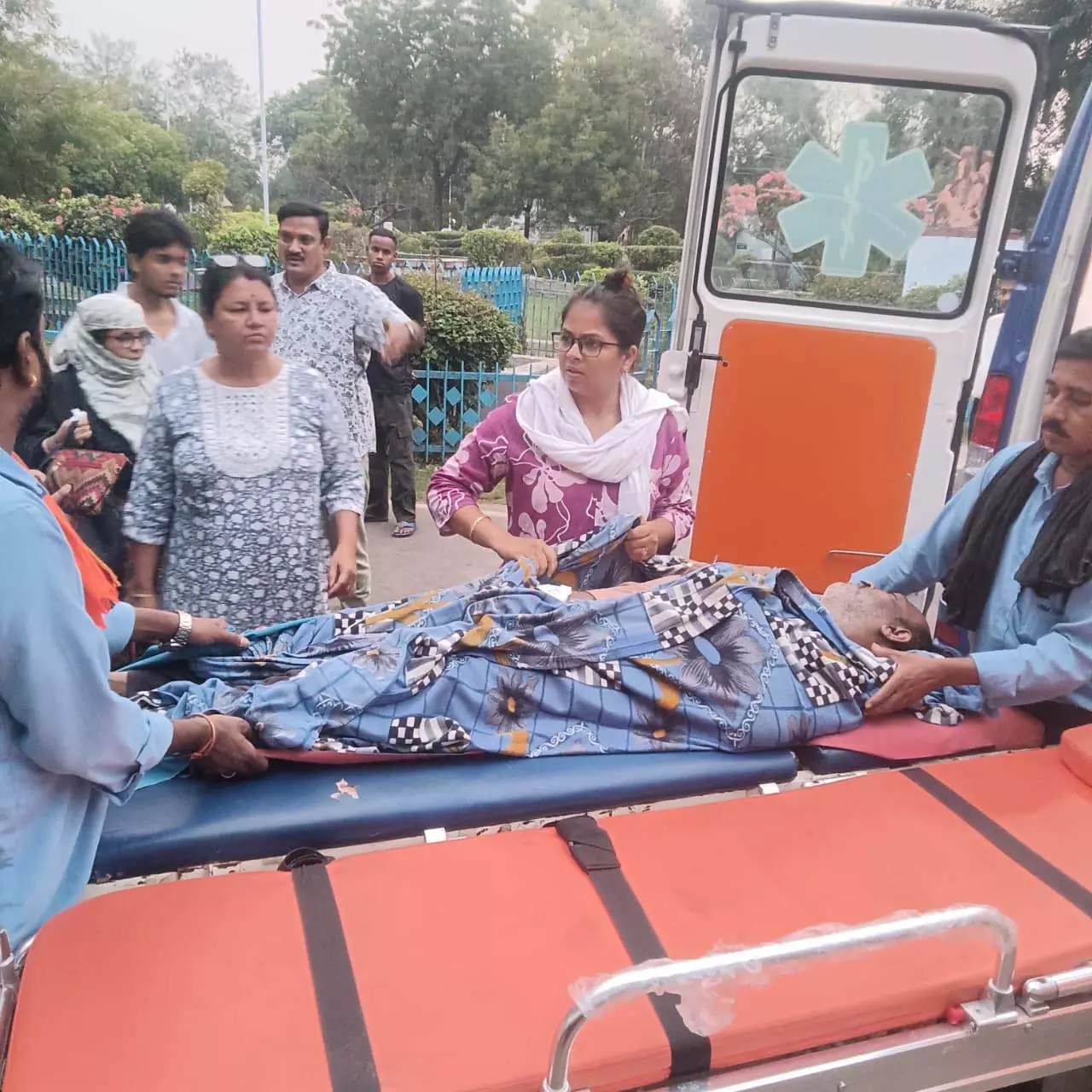 दुर्ग यातायात पुलिस ने ग्रीन कॉरिडोर बनाकर गंभीर कैंसर मरीज को एम्स रायपुर पहुंचाया दुर्ग यातायात पुलिस ने ग्रीन कॉरिडोर बनाकर गंभीर कैंसर मरीज को एम्स रायपुर पहुंचाया