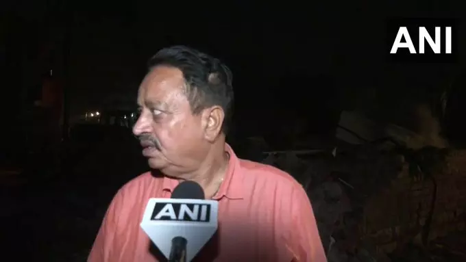 पटाखे से लगी आग, SDRF और दमकल की त्वरित कार्रवाई से काबू, कोई हताहत नहीं पटाखे से लगी आग, SDRF और दमकल की त्वरित कार्रवाई से काबू, कोई हताहत नहीं